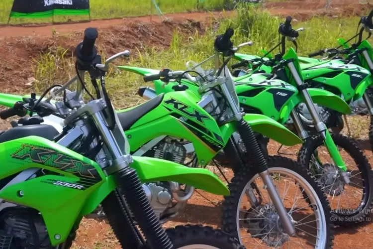 Kawasaki KLX230 versi siap off-road dari Kawasaki memang jadi idola pecinta trail dan petualang alam terbuka. (Tangkapan Layar YouTube OTOMOTIF TV)