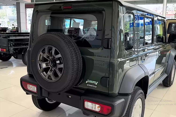  Jimny 5 Pintu Premium Pro 2025 adalah pilihan ideal bagi yang ingin menggabungkan gaya petualang, kemampuan off‑road sesungguhnya, dan kenyamanan modern. (Tangkapan Layar YouTube Car TV Daily)