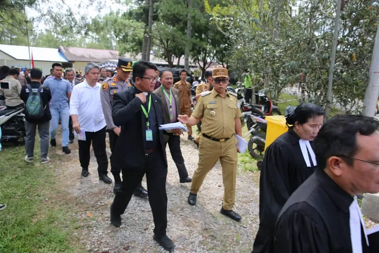 Kadep Koinonia Pdt.Dr. Deonal Sinaga, Bupati Taput Jonius Taripar Hutabarat, Ketua panitia Kombes.Pol (Purn) Dr. Maruli Siahaan, Kapolres AKBP Ernis Sitinjak, Wabup Deni Lumbantoruan saat prosesi memasuki auditorium Jetun Silangit. (Realitasonline.id - AS)