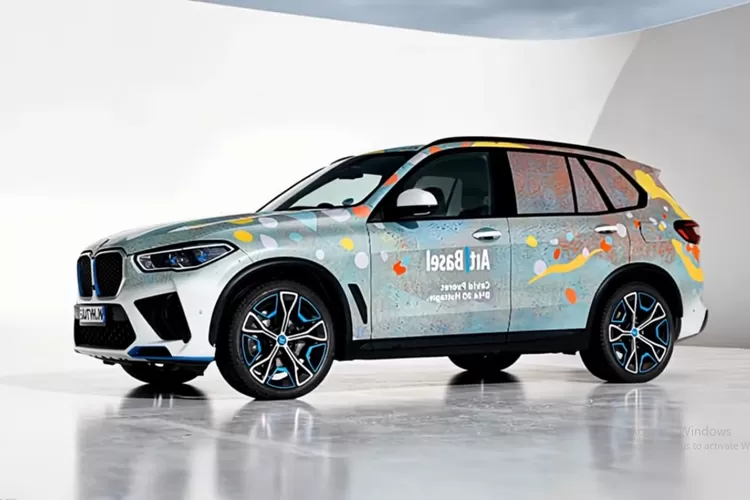 BMW iX5 Hydrogen 2026 adalah SUV hydrogen fuel-cell canggih dari BMW, yang menawarkan pengalaman mengemudi ramah lingkungan tanpa emisi CO₂, hanya uap air. (Tangkapan Layar YouTube RHM Desain)