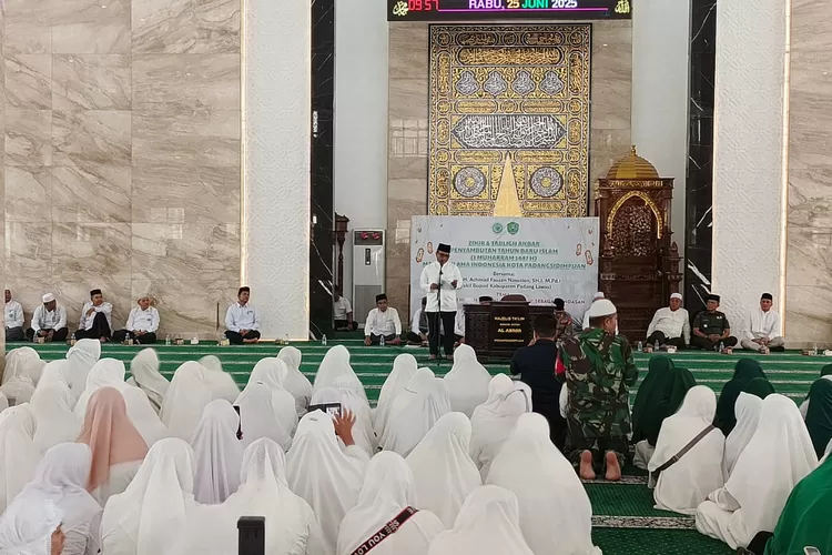 Wali Kota Padangsidimpuan Letnan Dalimunthe menyampaikan sambutan pada peringatan tahun Baru Islam 1447 H di masjid agung Al-Abror Padangsidimpuan