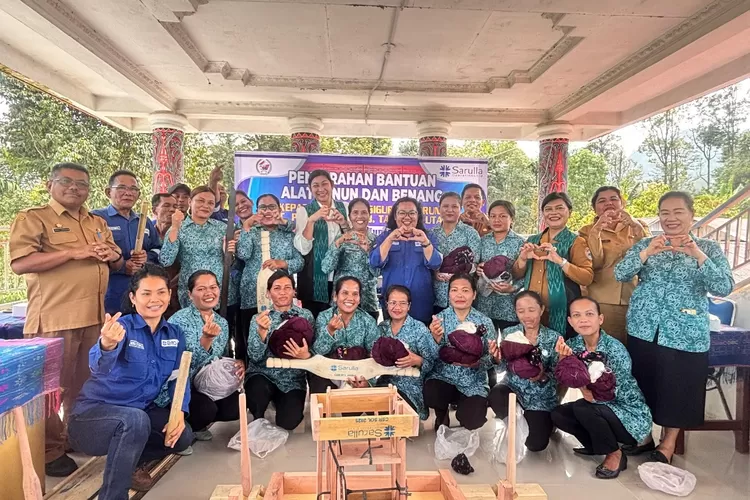 Penyerahan bantuan kepada kelompok Petenun (Realitasonline.id - Ist)