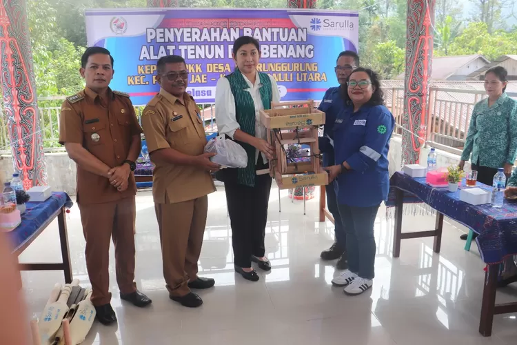 Manajemen SOL saat menyerahkan bantuan alat tenun kepada Watua PKK Lisa Deni Lumbantoruan Boru Malau didampingi Camat Pahae Jae dan Kabag Ekon. (Realitasonline id - AS)