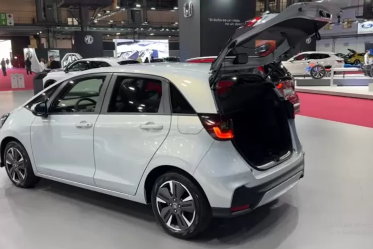 Honda Jazz 2025 tetap unggul dalam hal kepraktisan. (Tangkapan Layar YouTube crospotter13)