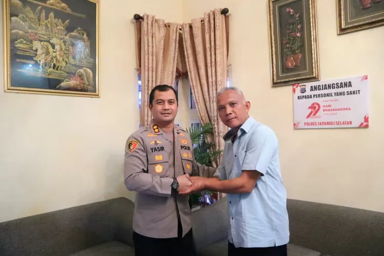 Kapolres Tapsel, AKBP Yasir Ahmadi, bersama jajaran melaksanakan kegiatan sosial dengan menyerahkan bantuan kepada personel Polres Tapsel yang mengalami sakit menahun, Selasa (24/6/2025).(Realitasonline.id - RI)