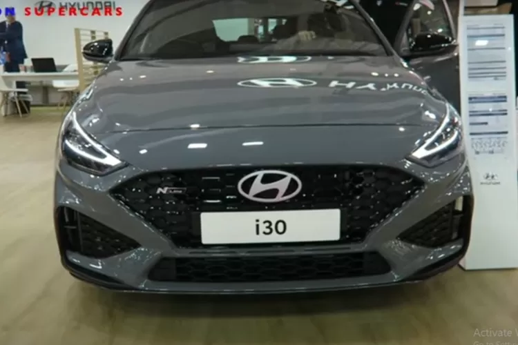 Hyundai i30 2025 menyajikan perpaduan eksterior yang sporty dan elegan dengan interior yang ramah pengguna, nyaman, dan dilengkapi teknologi modern. (Tangkapan Layar YouTube KIMON SuperCars)