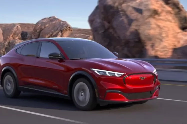 Penarikan sekitar 200.000 unit Ford Mustang Mach-E terjadi karena adanya masalah pada sistem perangkat lunaknya, khususnya yang berkaitan dengan modul kendali daya tinggi. (Tangkapan Layar YouTube  CARINTOS)