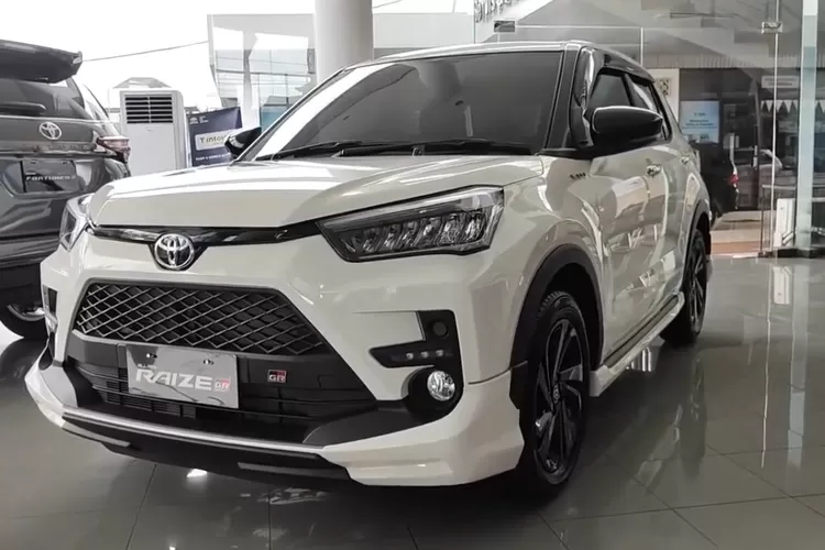 Toyota Raize hadir sebagai salah satu SUV kompak yang mampu menarik perhatian besar sejak peluncurannya. (Tangkapan Layar YouTube  Otozone ID)