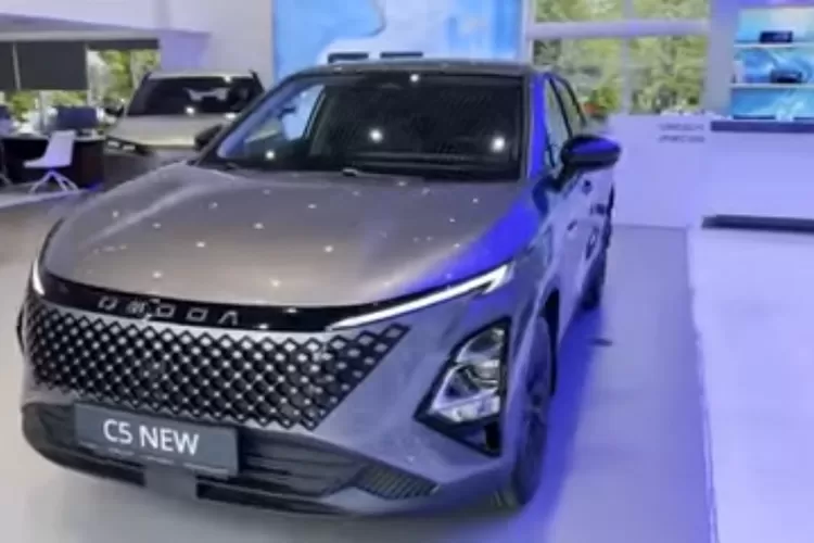 Chery Omoda C5 terbaru 2025 hadir sebagai SUV yang menawarkan sensasi berkendara seperti mobil mewah dengan harga yang masih sangat terjangkau, yakni di kisaran 300 jutaan. (Tangkapan Layar YouTube Otozone ID)