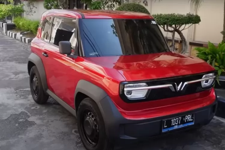 mobil mungil dari VinFast yaitu VF3, dan kali ini tampil makin keren dengan warna crimson red yang mencolok. (Tangkapan Layar YouTube Evan Guy's)