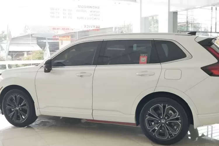 Honda sedang mengambil strategi cukup berani dengan memutuskan untuk menghabiskan stok model HR‑V lama, khususnya varian SE dengan panoramic roof, dengan menawarkan harga yang lebih rendah dari biasanya. (Tangkapan Layar YouTube Proleevo Channel)