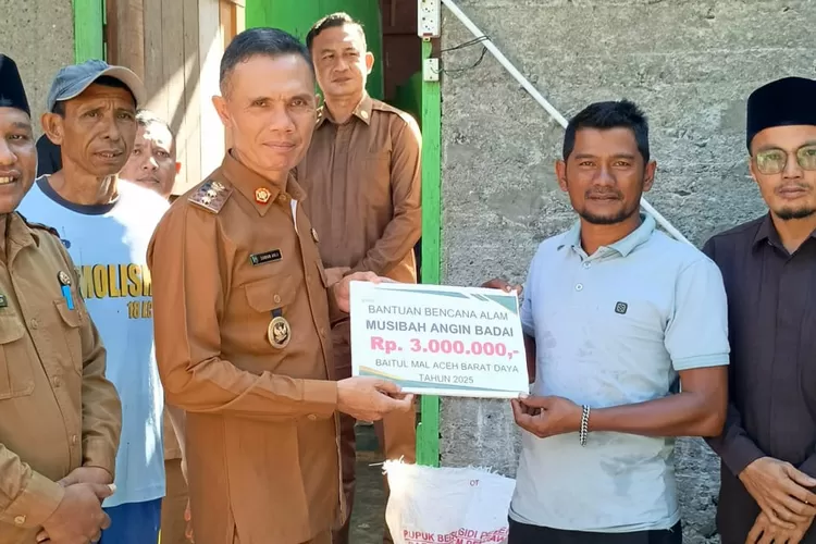Wakil Bupati Abdya Zaman Akli menyerahkan bantuan uang tunai kepada sejumlah rumah warga yang mengalami kerusakan akibat angin kencang