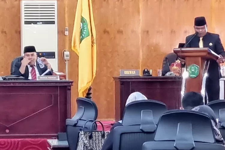 Ketua Fraksi Golkar DPRD Padangsidimpuan Purnadi menyampaikan pandangan umum Fraksi dalam Rapat Paripurna yang digelar di Gedung DPRD Padangsidimpuan, Selasa (1/7/2025).(Realitasonline.id - RI)