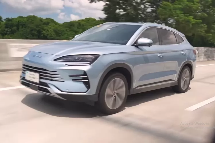 BYD Seal 5 DM‑i 2025 adalah sedan plug‑in hybrid kompak yang menawarkan kombinasi menarik antara tampilan modern, performa lincah, dan efisiensi tinggi. (Tangkapan Layar YouTube  AutoDeal.com.ph)