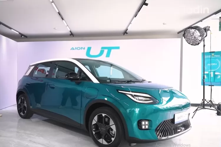 Mobil Aion UT dari GAC Aion hadir sebagai SUV listrik yang tampil sangat futuristik dengan desain agresif dan teknologi tinggi. (Tangkapan Layar YouTube Moladin)