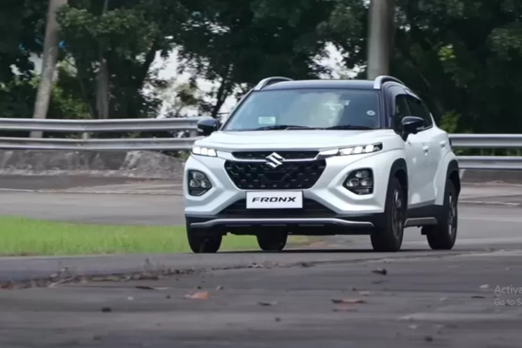 Suzuki Fronx Hybrid adalah mobil SUV kompak yang dirancang untuk menghadirkan efisiensi bahan bakar tinggi dengan sensasi berkendara yang ringan dan lincah. (Tangkapan Layar YouTube Otohubdotco)