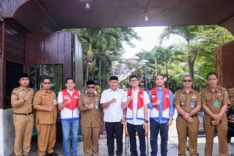 Wali Kota Padangsidimpuan Letnan Dalimunthe meninjau penyaluran gas LPG 3 Kg bersubsidi kepada masyarakat di dua Kecamatan, yakni Kecamatan Angkola Hutaimbaru dan Kecamatan Angkola Julu, Kota Padangsidimpuan, Senin (7/7/2025).(Realitasonline.id - RI)