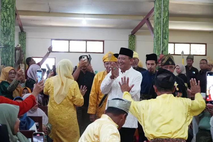 Acara penobatan ini dihadiri para sultan dan tokoh adat dari berbagai daerah, di antaranya Sultan Asahan, Sultan Serdang, Ketua Gerbang Malay, Ketua Dewan Syarikat Melayu Langkat, tokoh masyarakat Melayu dan Karo, serta jajaran pejabat Pemerintah Kabupaten Langkat.