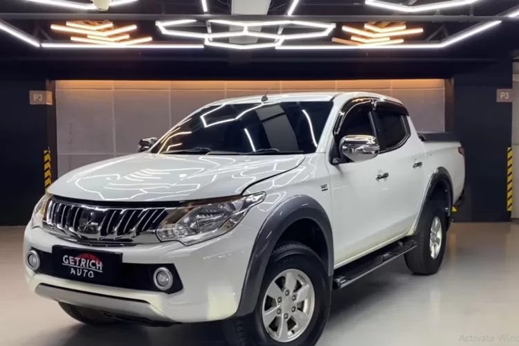 Mitsubishi Triton Double Cabin adalah mobil jenis pikap kabin ganda yang terkenal tangguh dan banyak digunakan untuk keperluan kerja di medan berat, seperti perkebunan, pertambangan, dan proyek konstruksi. (Tangkapan Layar YouTube GET RICH AUTO)