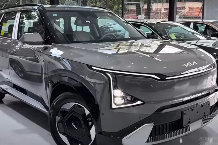 Kia EV5 2025 tampil dengan desain yang sangat modern dan mencolok, menonjolkan garis-garis tegas yang mencerminkan gaya futuristik khas kendaraan listrik masa depan. (Tangkapan Layar YouTube Auto Detail TV)