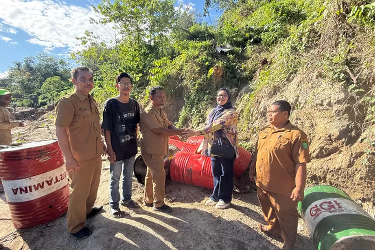 dari kiri ke kanan : Edi Darwan, S.P. - Kepala Dinas Pertanian Kota Padangsidimpuan, Haris Munandar - Perwakilan dari Aliansi Masyarakat Purwodadi (AMPADI), Agus Prayuda Siregar - Pegawai UPT Dinas PUPR Provinsi Provsu, Dewi Fortuna - Ketua Komisi 2 DPRD Kota Padangsidimpuan, Sekretaris Dinas Pertan
