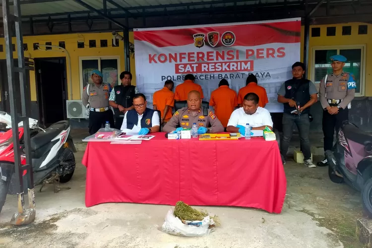 Waka Polres, Kompol Misyanto SE didampingi Kasat Reskrim, Iptu Wahyudi SH MH dan Kasat Resnarkoba, Iptu Bagus Pribadi SH saat jumpa pers pengungkapan kasus Curanmor dan narkotikan di Mapolres setempat, Rabu (9/7/2025).