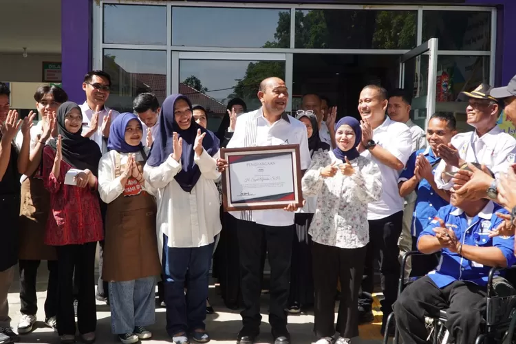 Bupati Syah Afandin juga menerima penghargaan dari Khadijah Saraswati Indonesia atas komitmen dan kontribusinya dalam mewujudkan program kemandirian penyandang disabilitas serta membuka ruang inklusi di Kabupaten Langkat.