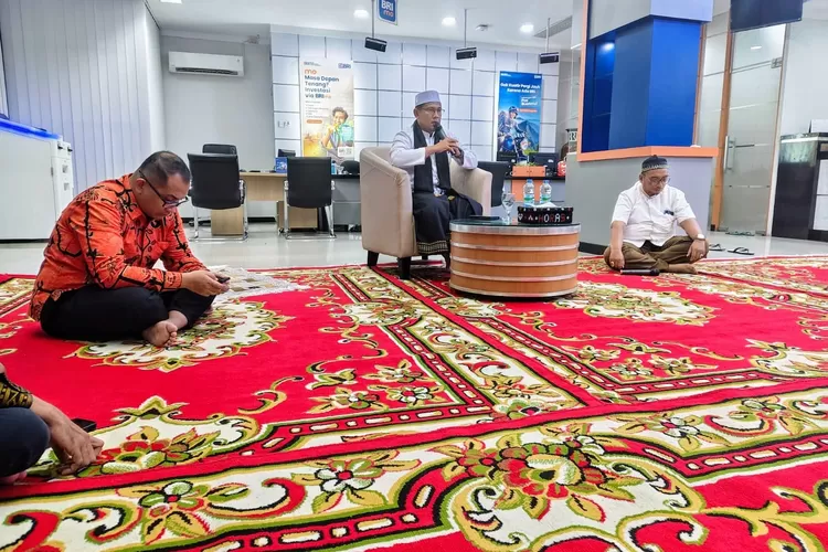 Karyawan BRI Cabang Padangsidimpuan sedang mengikuti pengajian rutin yang dilaksanakan di kantor BRI Cabang Padangsidimpuan, Rabu (9/7/2025) malam.(Realitasonline.id - RI)