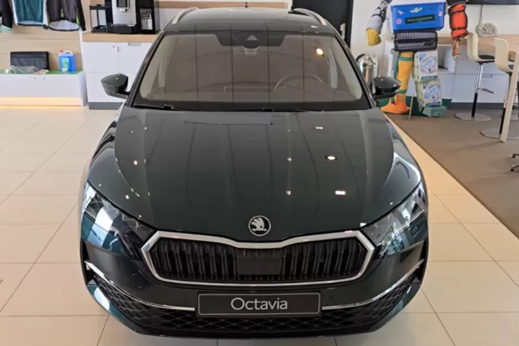 Bayangkan berdiri di samping Skoda Octavia Combi Business Edition Plus 2025, yang tampil memukau dalam balutan warna Highland Green. (Tangkapan Layar YouTube  Car Tech's)