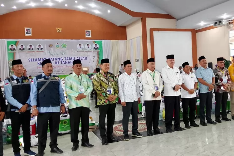 Ketua PPIH Debarkasi Medan H. Ahmad Qosbi bersama jajaran menyambut kepulangan jemaah haji Sumatera Utara di Asrama Haji Medan.(Realitasonline.id - IW)