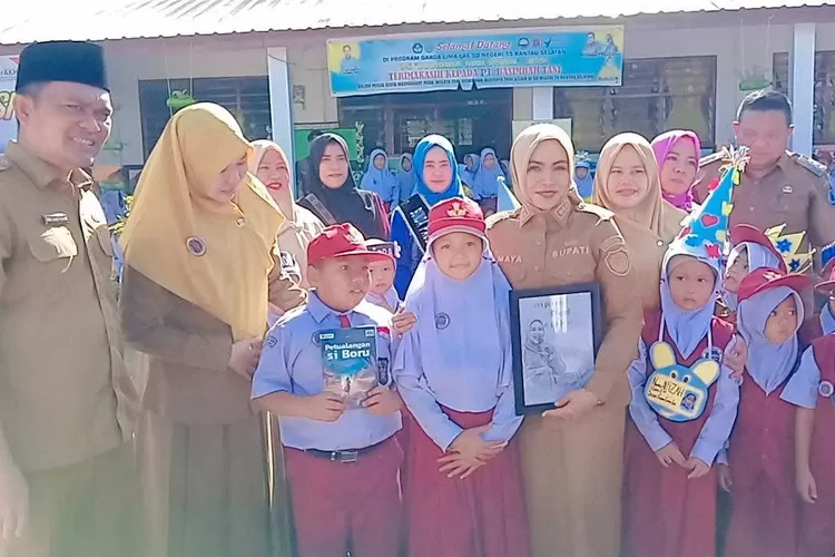 Bupati Labuhanbatu Maya Hasmita sambut murid baru di SDN 15 Rantau Selatan