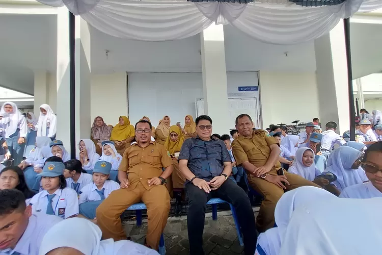 Kepala SMAN 2, Marsito, secara resmi membuka kegiatan MPLS di lapangan upacara sekolah, yang diikuti oleh seluruh peserta didik baru, guru, serta jajaran staf sekolah.