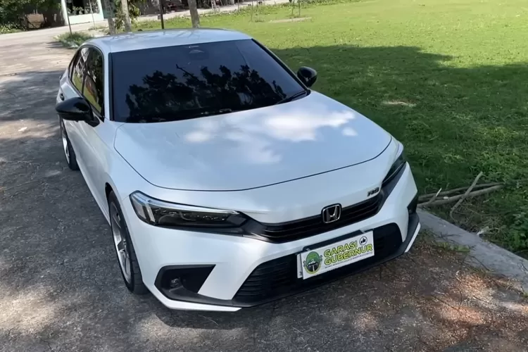 Sedan Honda Civic generasi terbaru, yaitu Civic FE 2022, hadir dengan peningkatan yang cukup signifikan dibanding generasi sebelumnya. (Tangkapan Layar YouTube Ridwan Hanif)