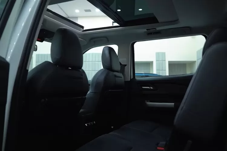 Mitsubishi Destinator 2026 hadir sebagai SUV menengah tujuh penumpang yang menonjolkan fleksibilitas dan kapasitas muatan yang sangat praktis. (Tangkapan Layar YouTube GridOto)