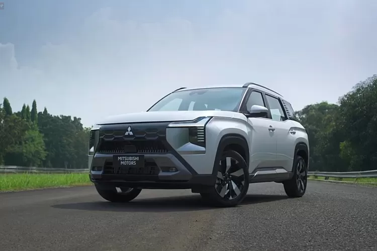 Mitsubishi Destinator 2025 hadir dengan pilihan warna yang dirancang untuk menyesuaikan gaya hidup modern dan karakter petualang. (Tangkapan Layar YouTube NFS MOTOR SPORT)