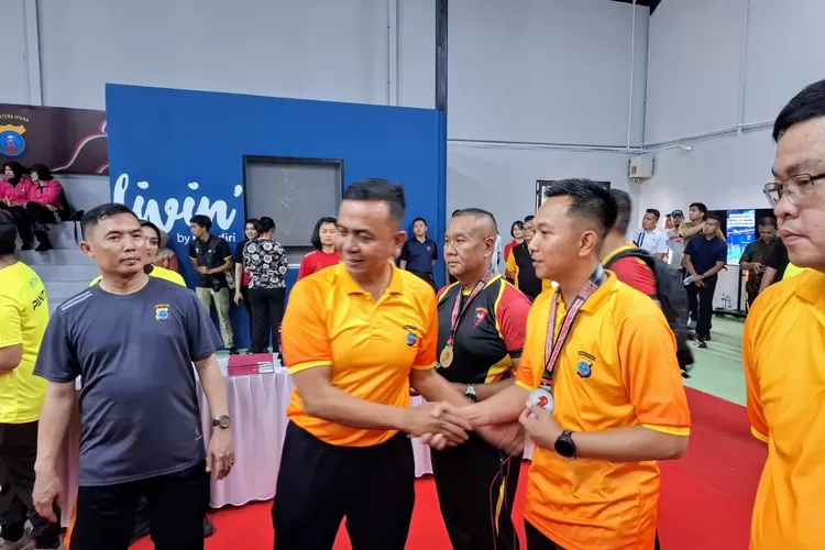 Wakapolres Tapsel Kompol Rapi Pinakri, raih penghargaan dan medali pada komba menembak Kapolda Cup 2025 dalam rangka peringatan HUT Bhayangkara ke-79 yang di gelar di Gedung Olahraga Badminton Polda Sumut, Jumat (18/7/2025).(Realitasonline.id - Ist)