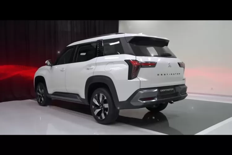 Mitsubishi akhirnya meluncurkan mobil keluarga terbaru yang tampil dengan desain gagah dan teknologi canggih. (Tangkapan Layar YouTube  Otohubdotco)