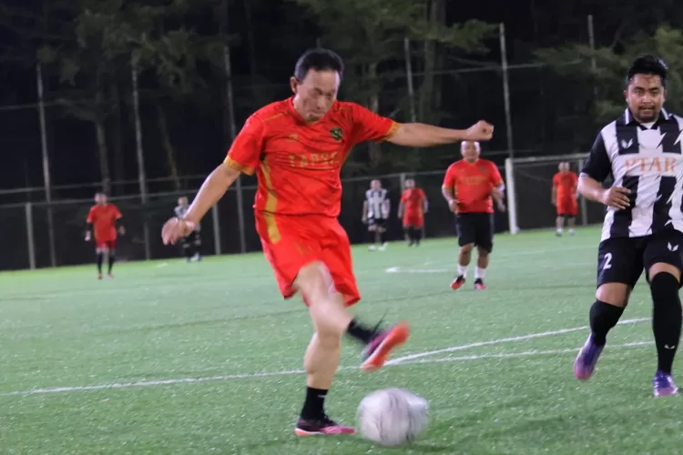 Bupati Tspsel Gus Irawan Pasaribu saat menendang bola dalam laga persahabatan dengan tim PTAR All Star di Stadion mini Tor Sipalpal  (Realitasonline.id/Riswandy)