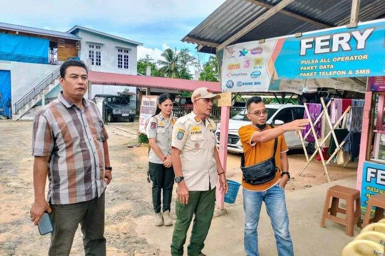 Tim Gakda Satpol PP Kota Padangsidimpuan kembali temukan bangunan bermasalah di saat menggelar kegiatan rutin pengawasan dan penanganan pelanggaran Perda, di sejumlah wilayah di Kota Padangsidimpuan, Kamis (17/7/2025). (Realitasonline.id - RI)