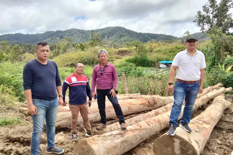 Tim media saat turun investigasi guna menyajikan fakta dilapangan atas informasi masyarakat Parmonangan yang resah atas perambahan kayu alam di Sisoding Parmonangan. (Realitasonline.id - ist)