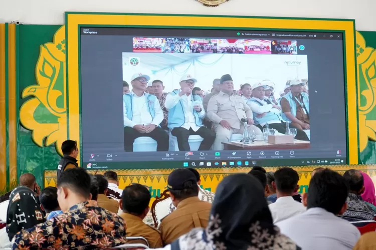 Bupati Langkat Syah Afandi bersama porkopinda dan Kapolres langkat saat melaksanakan Zum meeting dirumah dinas Bupati Langkat Senin 21/7