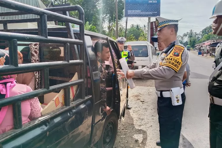Kasat Lantas Polres Tapsel selaku Kasatgas Preventif AKP Dahnial Saragih, beri imbauan kepada pengemudi kenderaan dalam Operasi Patuh Toba 2025, di Simpang Tiga Pal XI, Kecamatan Angkola Timur, Kabupaten Tapsel, Selasa (22/7/2025).(Realitasonline.id - RI)