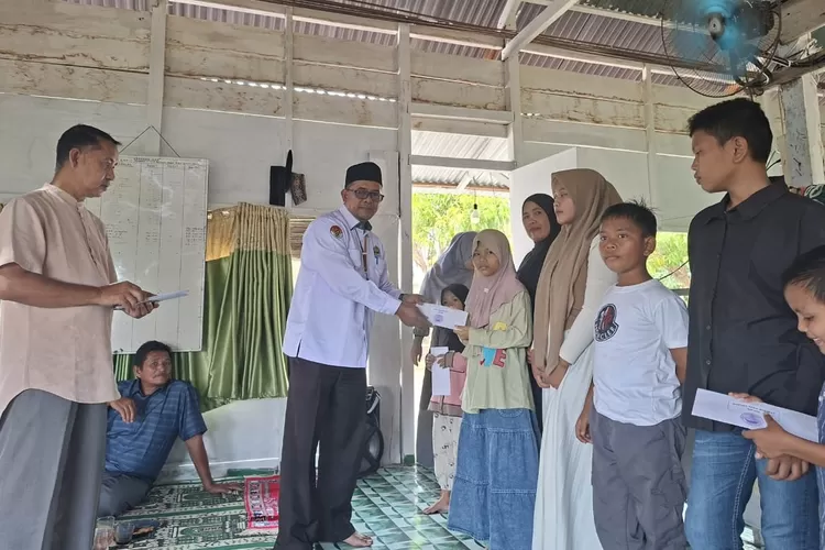 Ketua PD Muhammadiyah Abdya Nazli Hasan menyalurkan santunan yatim di wilayah Lembah Sabil, Manggeng dan Kuta Bak Drien Kecamatan Tangan-Tangan, Selasa (22/7/2025)