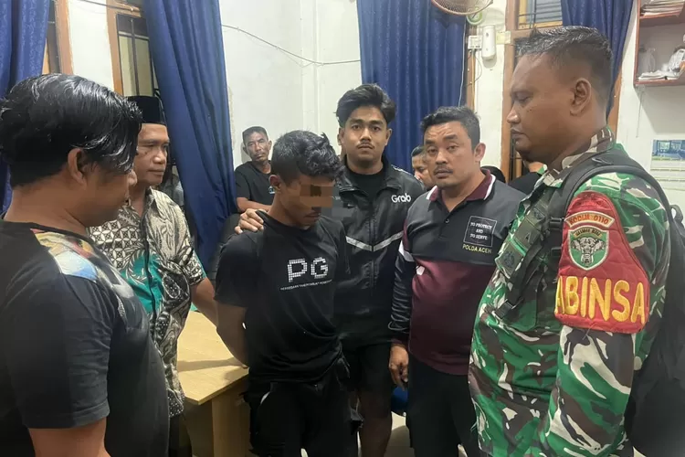 SY (baju hitam) Terduga pengguna sabu asal Labuhan Haji Kabupaten Aceh Selatan ditangkap warga Kaye Aceh, Kecamatan Lembah Sabil, kabupaten Abdya, Rabu malam (24/7/2025)
