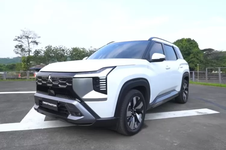 Ngegas Mitsubishi Destinator, Nikung Nikmat Pantang Oleng" adalah ungkapan yang menggambarkan karakter dan keunggulan kendaraan Mitsubishi Destinator. (Tangkapan Layar YouTube GridOto)