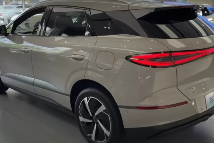 Interior BYD Sealion 06 DM‑i SUV PHEV 2025 menawarkan suasana yang modern dan hangat. (Tangkapan Layar YouTube Auto 4K)