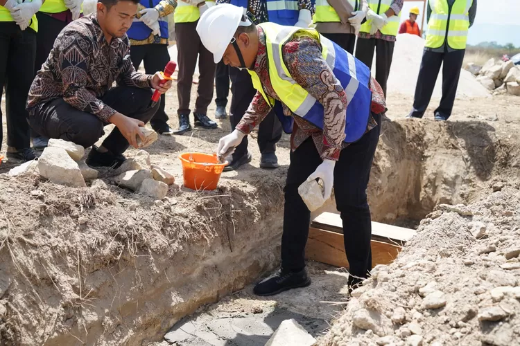 Bupati Toba Effendi Napitupulu memberikan kata sambutan pada peletakan batu pertama pembangunan Labkesmas di desa Lumban pea Balige