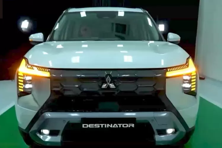 Mitsubishi Destinator sebenarnya sudah resmi diluncurkan secara global pada 17 Juli 2025 di Indonesia, meski banyak yang menyebutnya belum dirilis. (Tangkapan Layar YouTube  FUSE BOX)