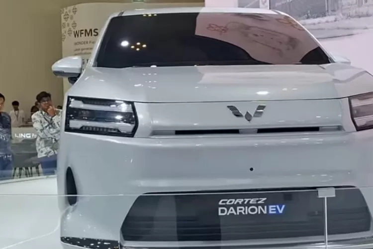 Wuling Cortez Darion EV yang diperkenalkan di GIIAS 2025 merupakan mobil listrik menengah yang memadukan kenyamanan crossover dengan teknologi kendaraan ramah lingkungan. (Tangkapan Layar YouTube Hotabis Production)