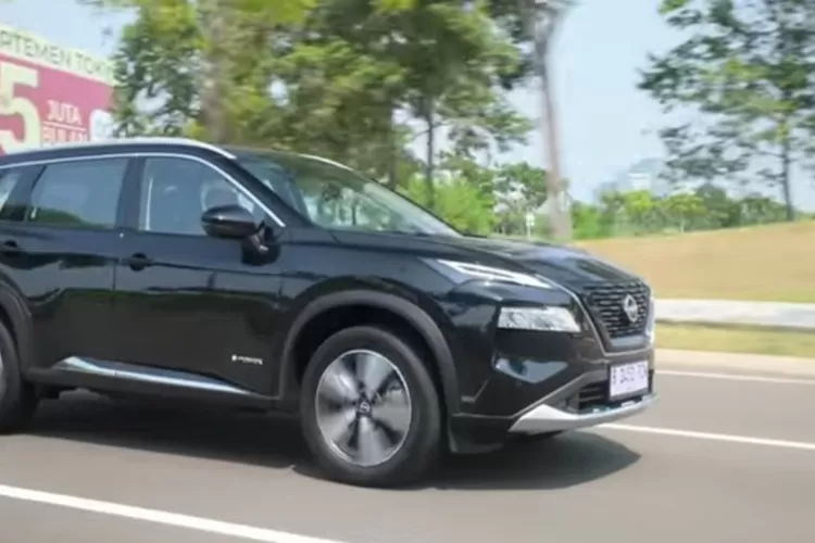 Nissan X-Trail terbaru hadir dengan tampilan yang jauh lebih modern dan gagah dibandingkan generasi sebelumnya. (Tangkapan Layar YouTube Fitra Eri)